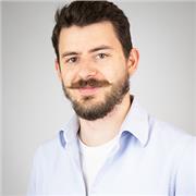 Bonjour ! Je m’appelle Nil Moret, infographiste et formateur passionné par la création visuelle et la transmission de savoirs.